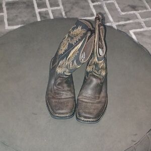 Brown Western Cowboy Boots with Gold Embroidery. Ariat Design Boots size 5.5